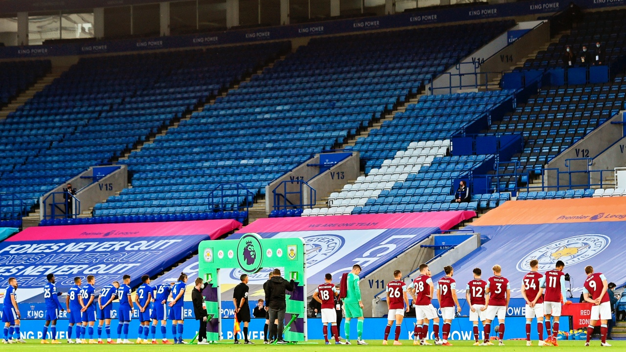 Premier League'de taraftarlar tribüne dönüyor!