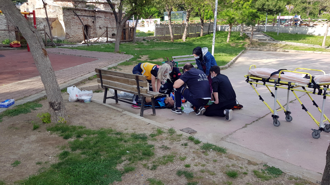 Dakikalarca kalp masajı yapıldı