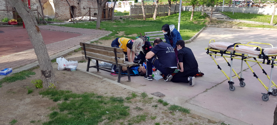 Dakikalarca kalp masajı yapıldı