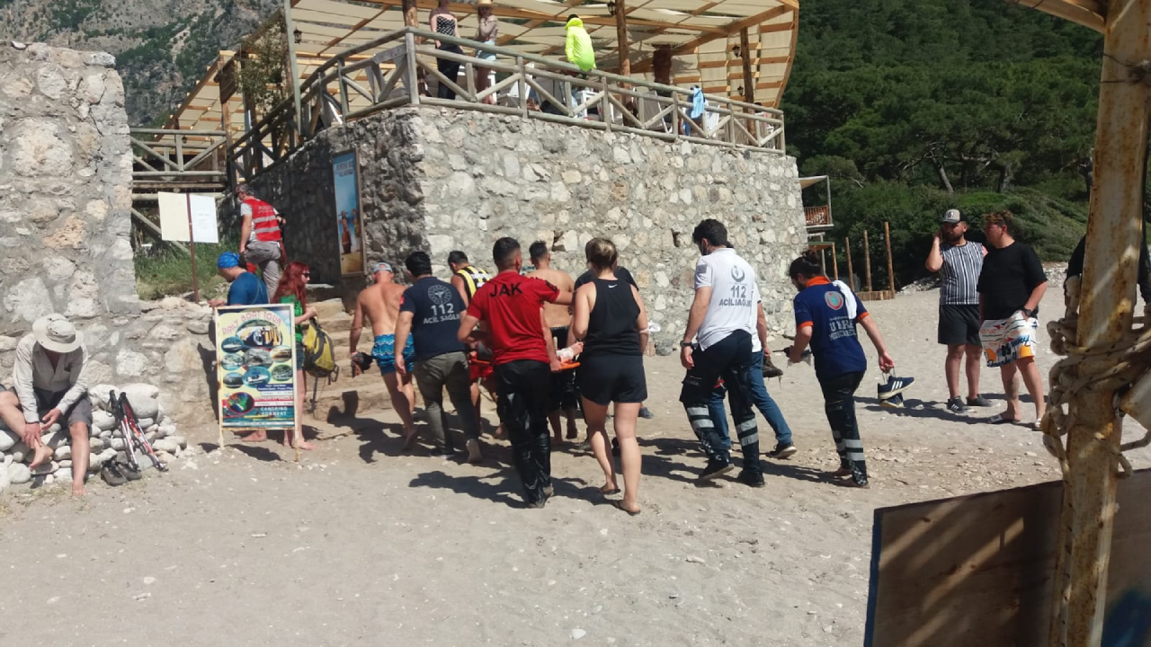 Kayalıklardan düşen turist ölümden döndü