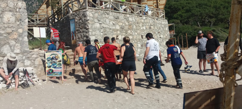 Kayalıklardan düşen turist ölümden döndü