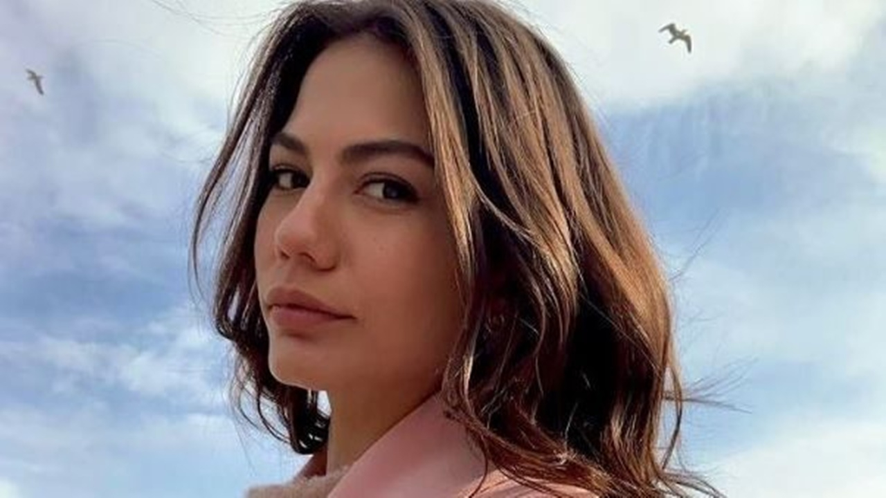 Demet Özdemir yılın ilk bikinili pozunu verdi! Güzel oyuncu yaz sezonunu erken açtı