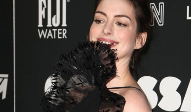 Anne Hathaway'in ilginç kıyafeti...