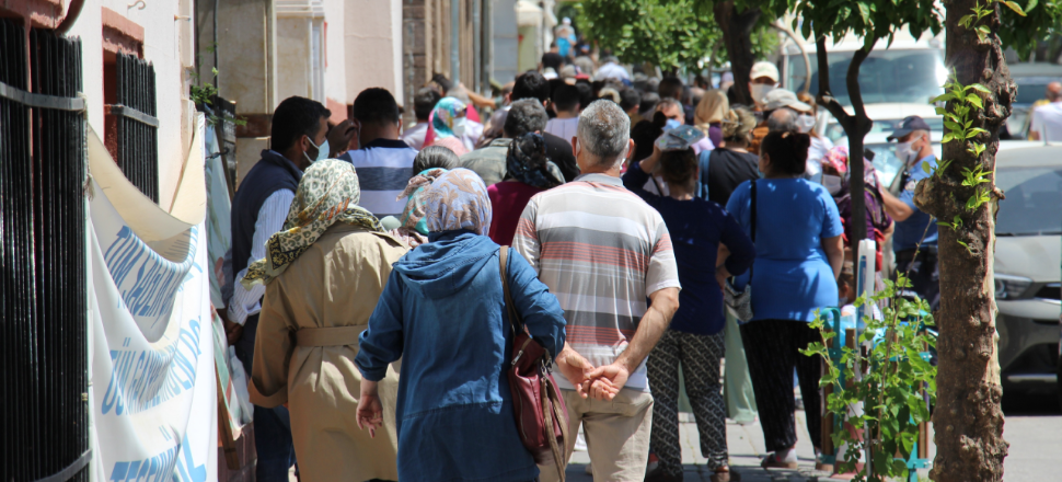 PTT önünde korkutan yoğunluk