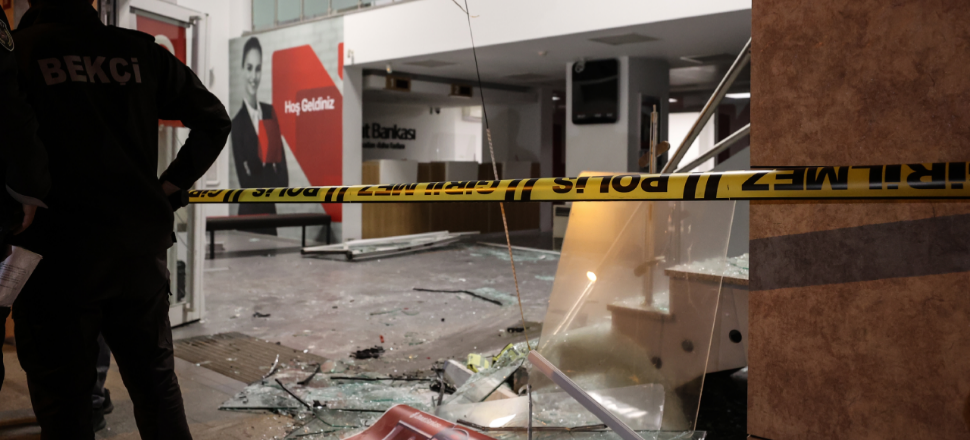 Çarpışan iki otomobilden biri bankaya girdi