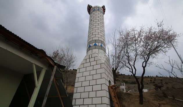 Minareden düşen işçi hayatını kaybetti