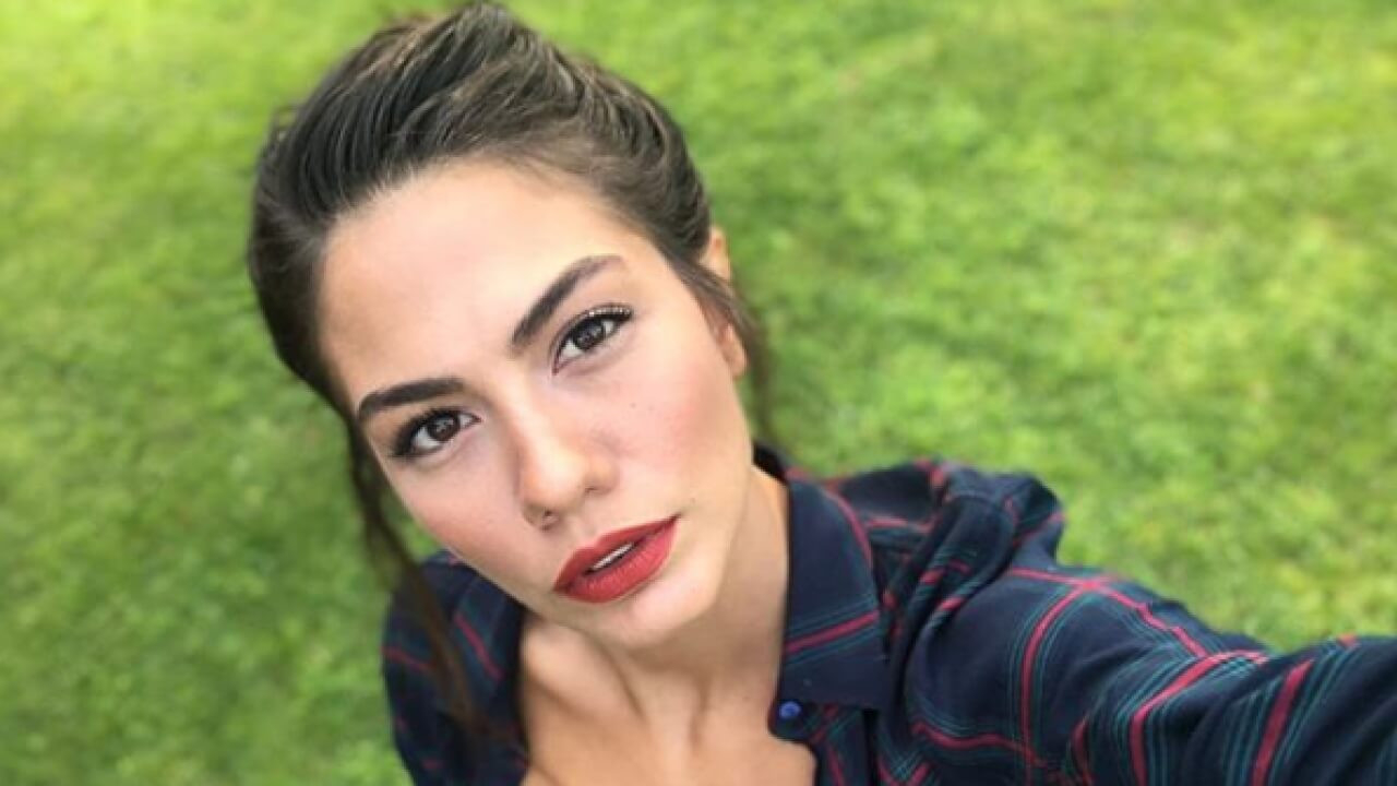 Demet Özdemir Paylaştı Instagram Yıkıldı! Bu Paylaşımlar Oğuzhan Koç'u Bile Kıskandırabilir! Tarzına Herkes Hayran Kaldı. Ne Yaptın Demet