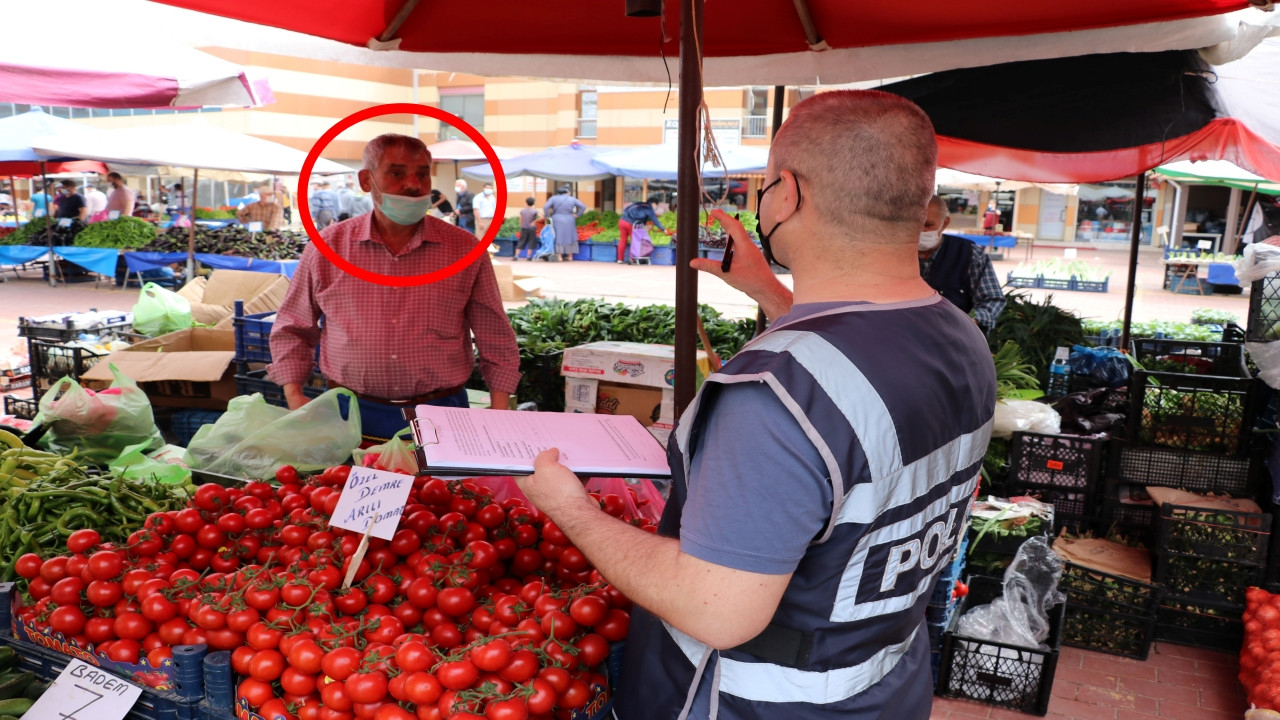 Pazarda iğrenç olay: Diliyle parmağını ıslatıp poşetleri açıyor!