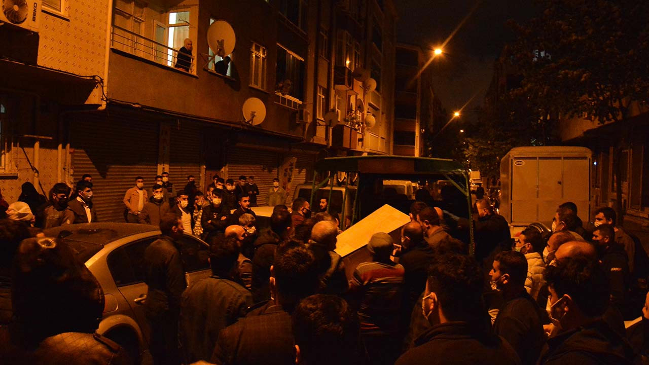 Esenler'de bir kişi evinde boynundan asılı halde bulundu