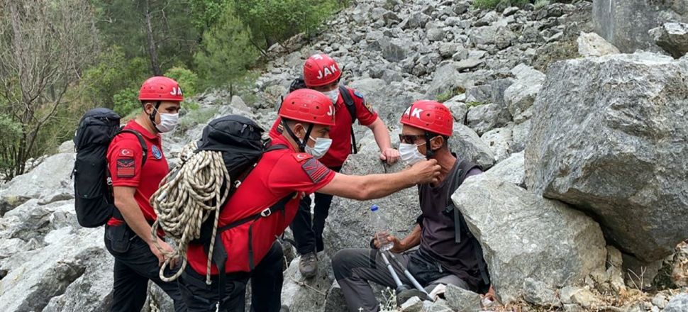Kanyonda kaybolan yaşlı turisti jandarma kurtardı