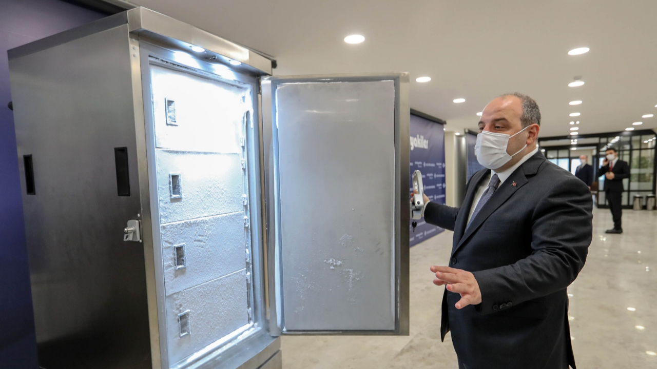 Bu dolaplarda 140 bin doz aşı saklanabiliyor