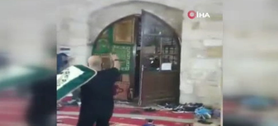İsrail'in Mescid-i Aksa'ya saldırı anı kamerada
