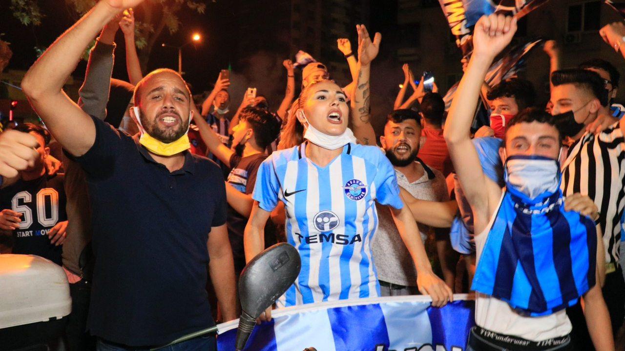 Adana sokakta, şampiyonluk kutluyor