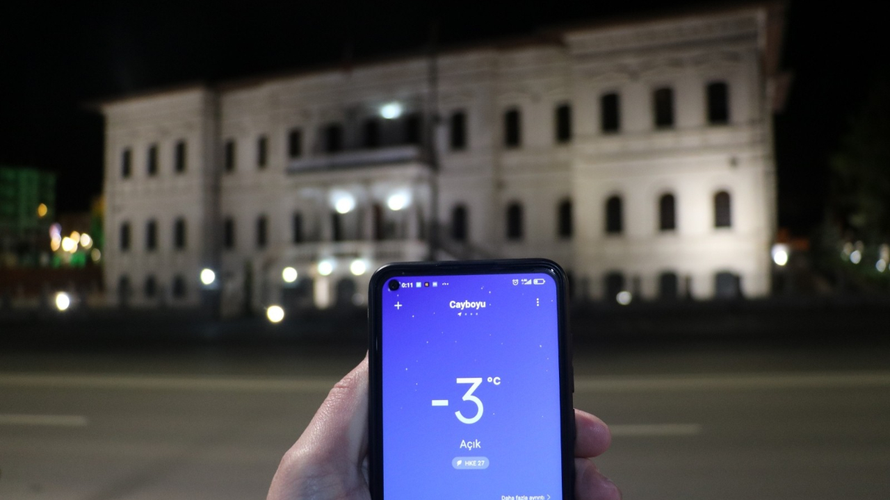 Termometreler eksi 3 dereceyi gösterdi