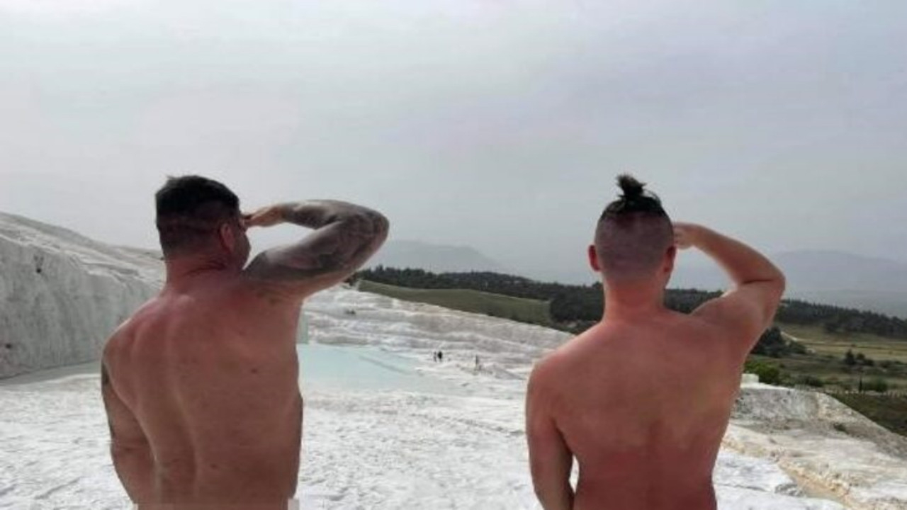 Pamukkale'de 2 erkek turist soyunup çırılçıplak fotoğraf çektirdi!