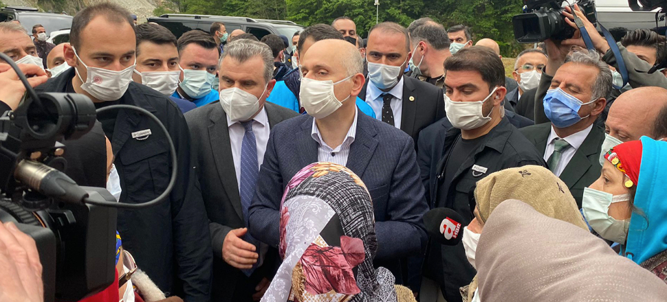 Rize'nin evladı Bakan Karaismailoğlu'na sol sloganlarla tepki gösterdiler!
