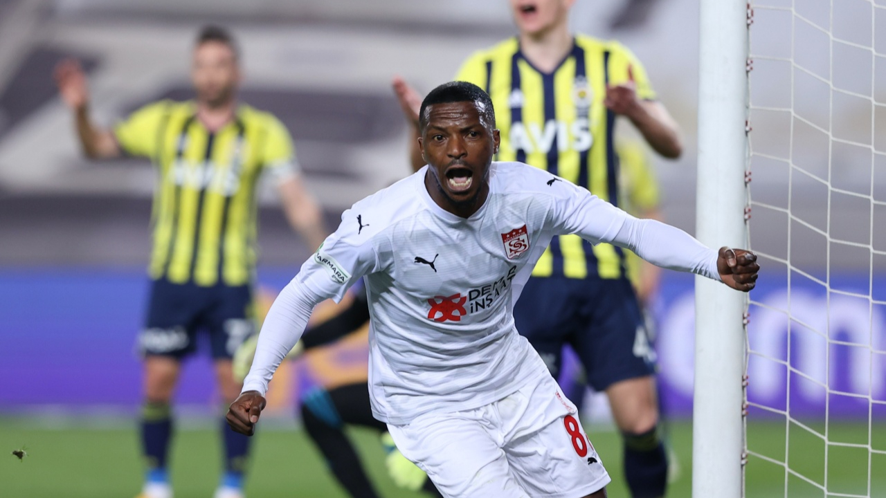 Evinde Sivasspor'a yenilen Fenerbahçe'nin işi mucizelere kaldı