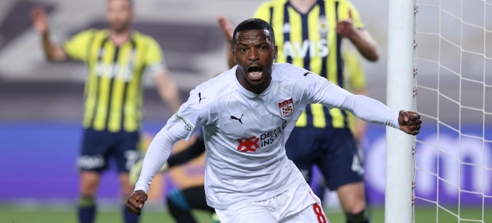 Evinde Sivasspor'a yenilen Fenerbahçe'nin işi mucizelere kaldı