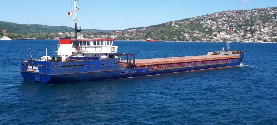 İstanbul Boğazı’nda arızalanan kuru yük gemisi korkuttu