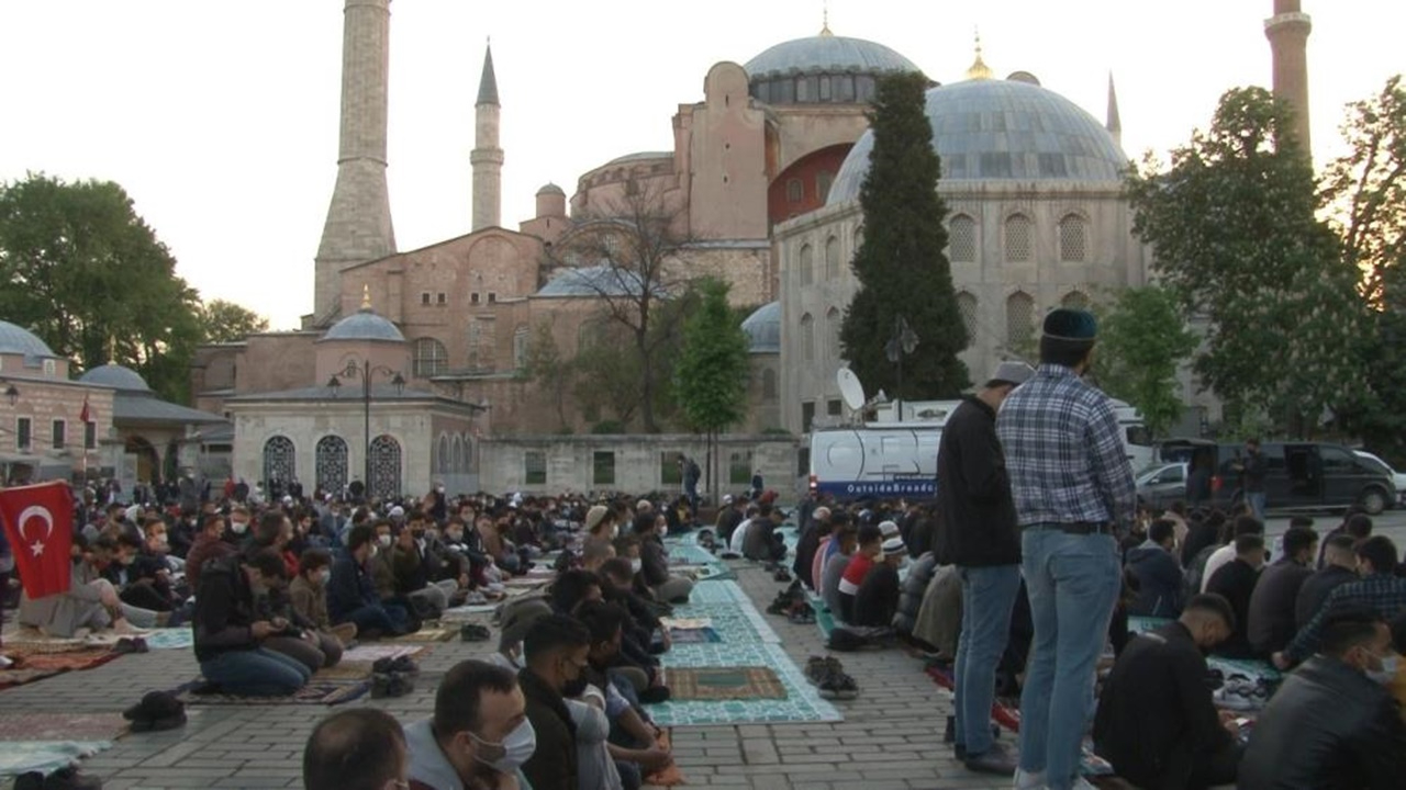 Ayasofya’da ilk bayram namazı