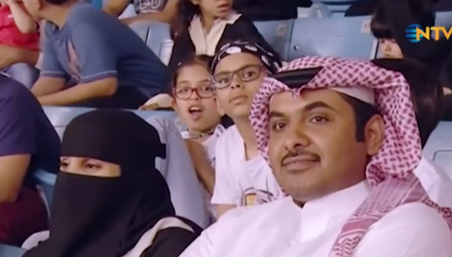 Suudi Arabistan'da kadınlara yönelik değişimden sonra bir ilk : Stadda maç izleyen ilk kadınlar!