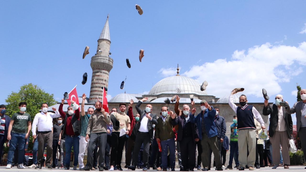 Erzurumlulardan İsrail'e ayakkabılı protesto