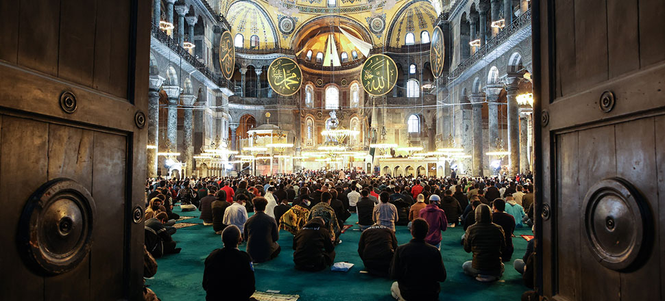 Ayasofya’da 87 yıl sonra ilk bayram namazı kılındı