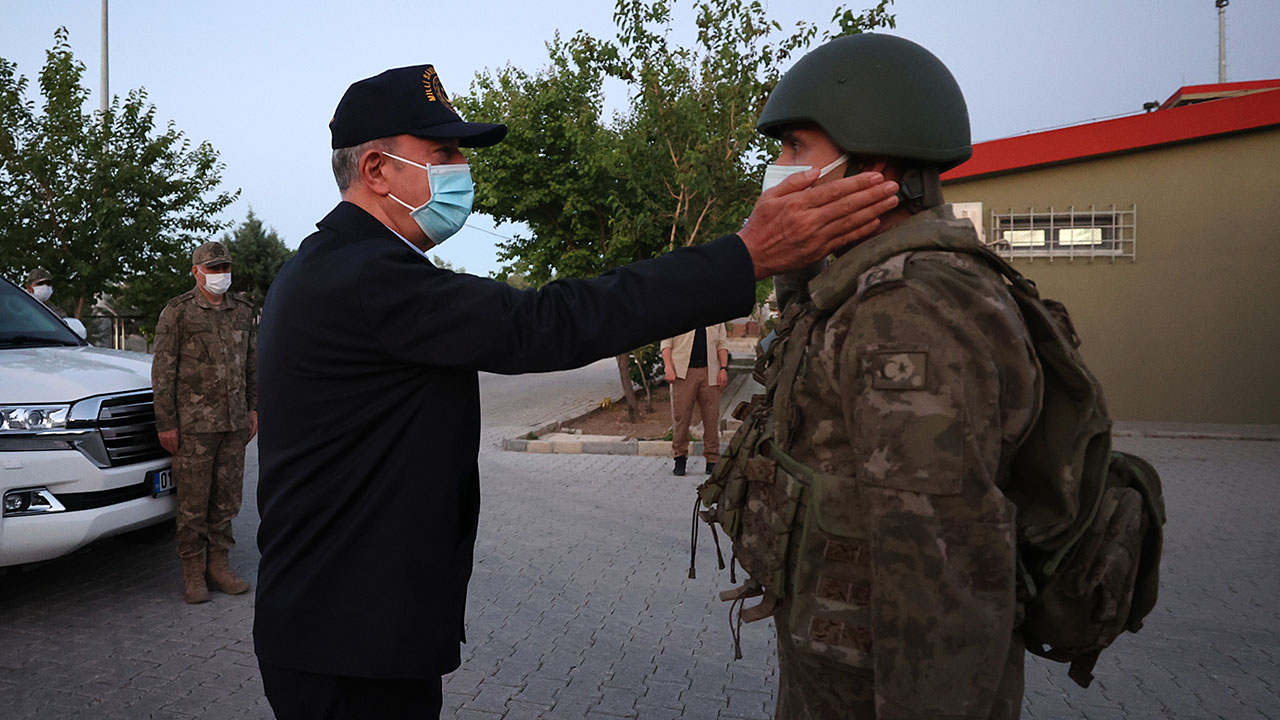 Bakan Akar geceyi harekat merkezinde geçirdi