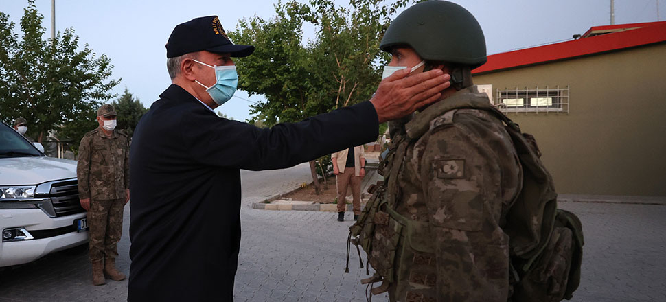 Bakan Akar geceyi harekat merkezinde geçirdi