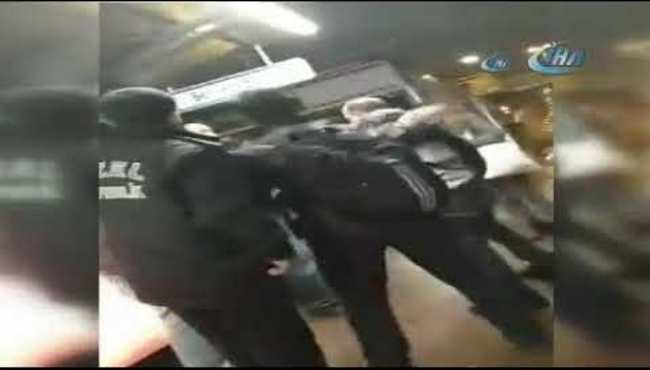 Metrobüs durağında meydan dayağı! Önce güvenlik, sonra da yolcular dövdü...