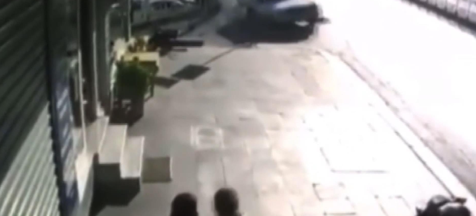 Otobüs durağındakileri ezdi