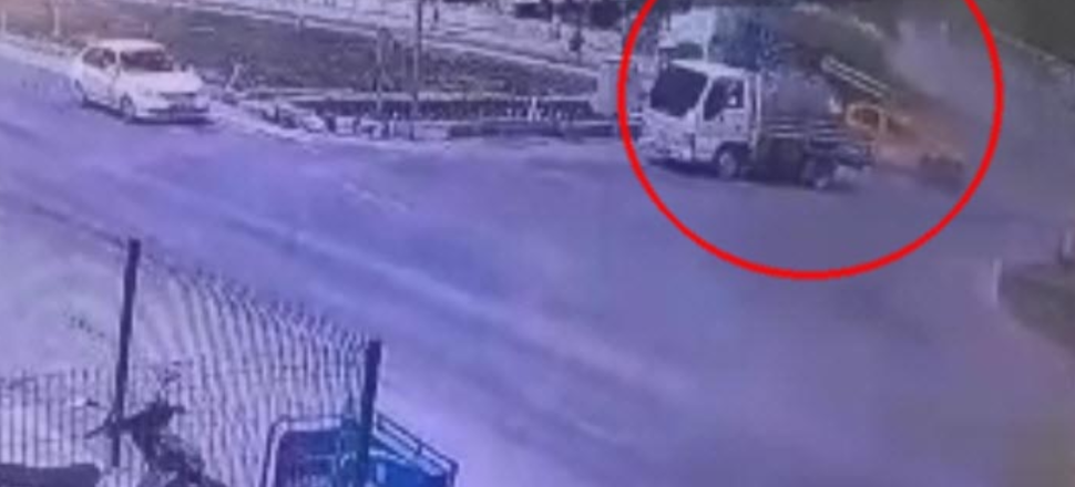 Kaldırımdaki yayalar TIR'ın altında ezildi