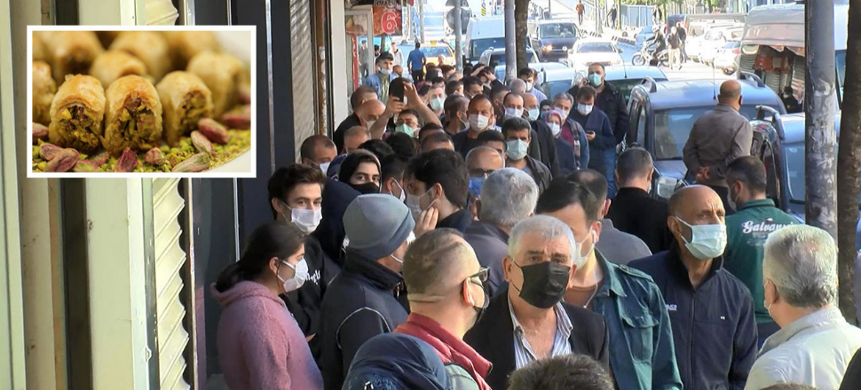 Baklavacı önünde metrelerce uzunlukta sabah kuyruğu oluştu