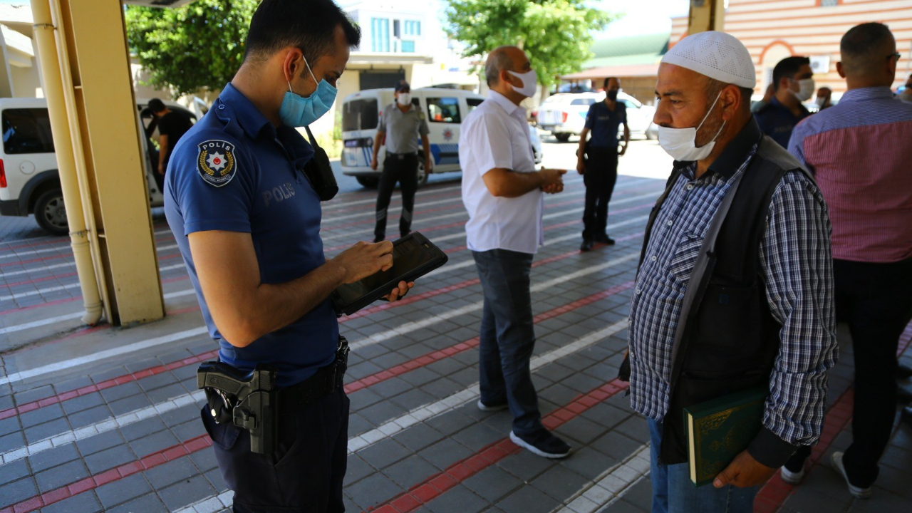 Polis durdurup tek tek dua okuttu