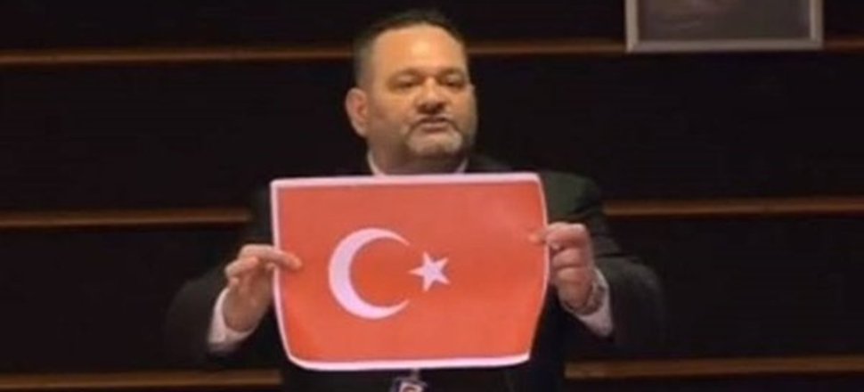 Türk bayrağını yırtan ırkçı Yunan vekil için karar