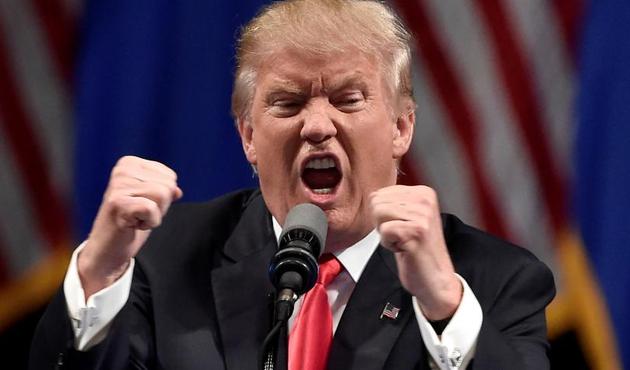 Trump'ın tweetlerini tek tek yaktı / VİDEO