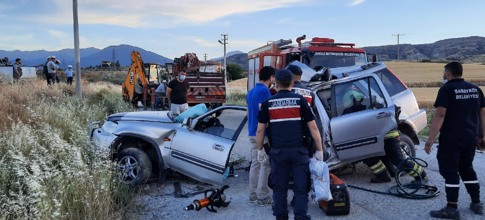 Direğe çarpan araç ortadan ikiye ayrıldı