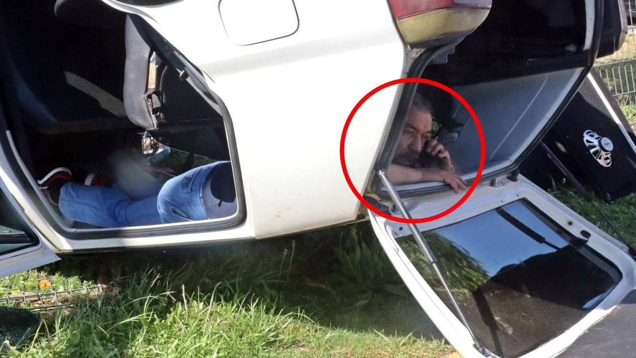 Ters dönen araçta sıkışan adam telefonunu bir an olsun bırakmadı!