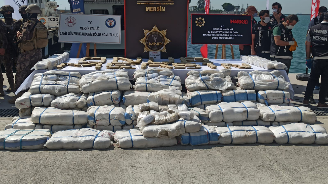 1,5 ton esrarı denize atmaya çalıştılar!