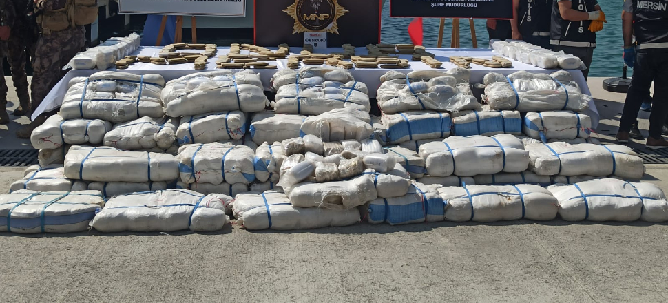 1,5 ton esrarı denize atmaya çalıştılar!