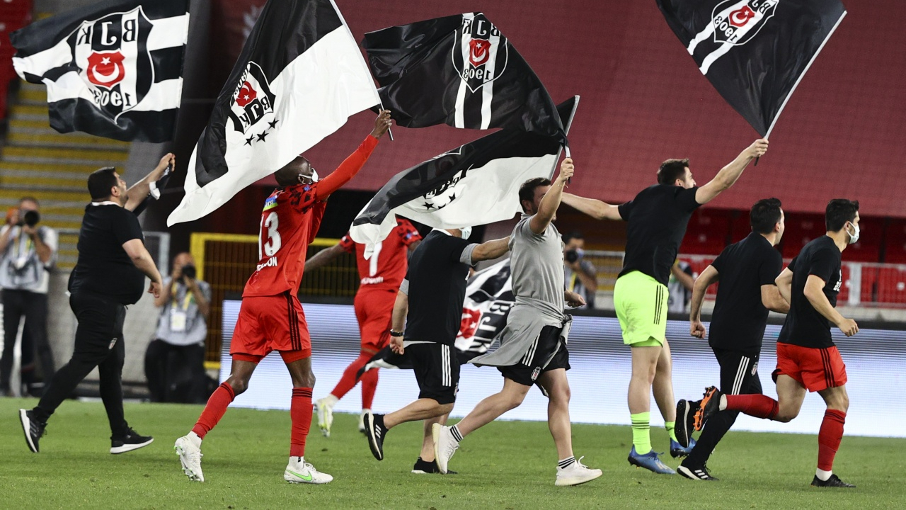 Beşiktaş'ın çifte zaferi Fenerbahçe'ye yaradı