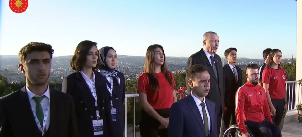 Türkiye, 19 Mayıs'ı balkonlarda kutladı