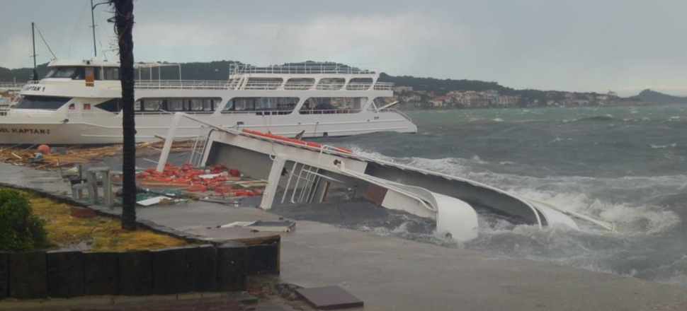 Ayvalık fırtınaya teslim! Onlarca tekne battı