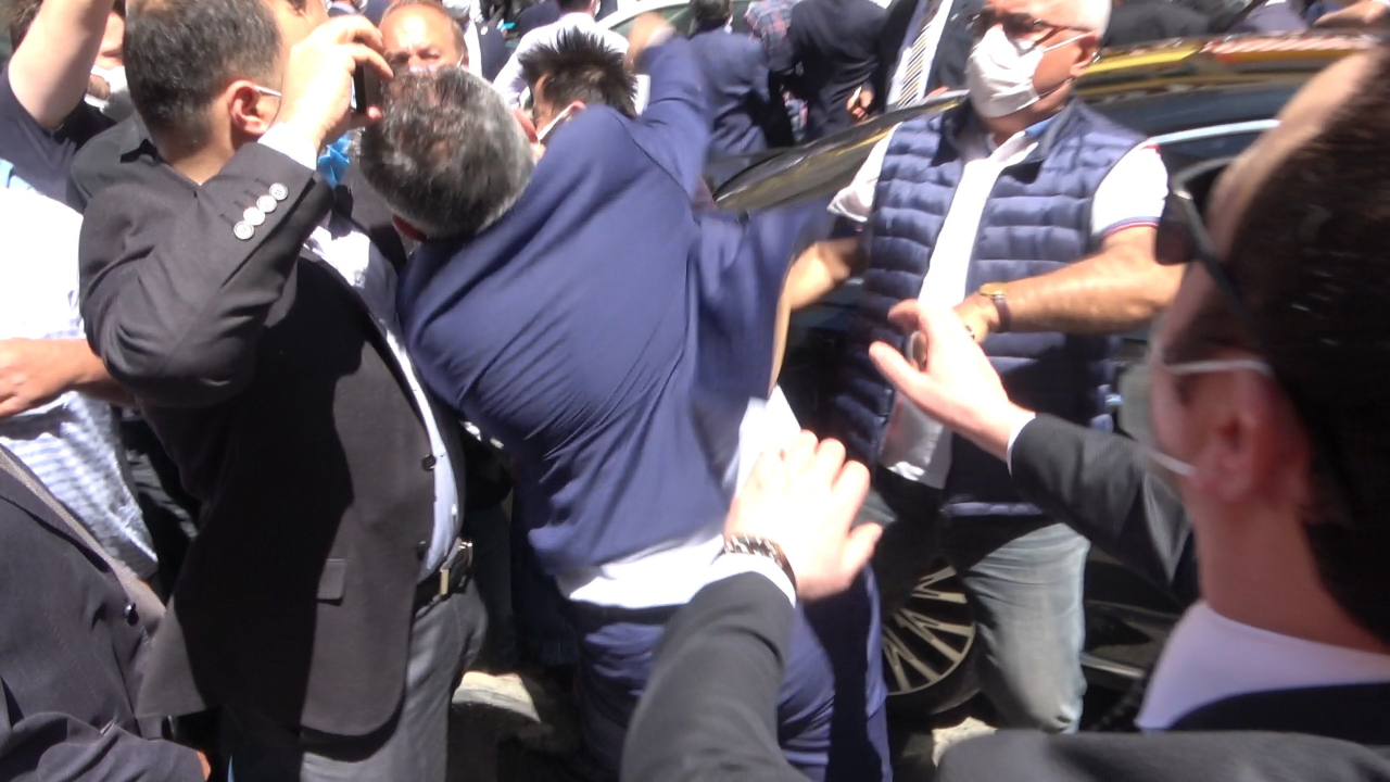 İYİ Parti'liler'den sokakta yumruk sosyal medyada tehdit