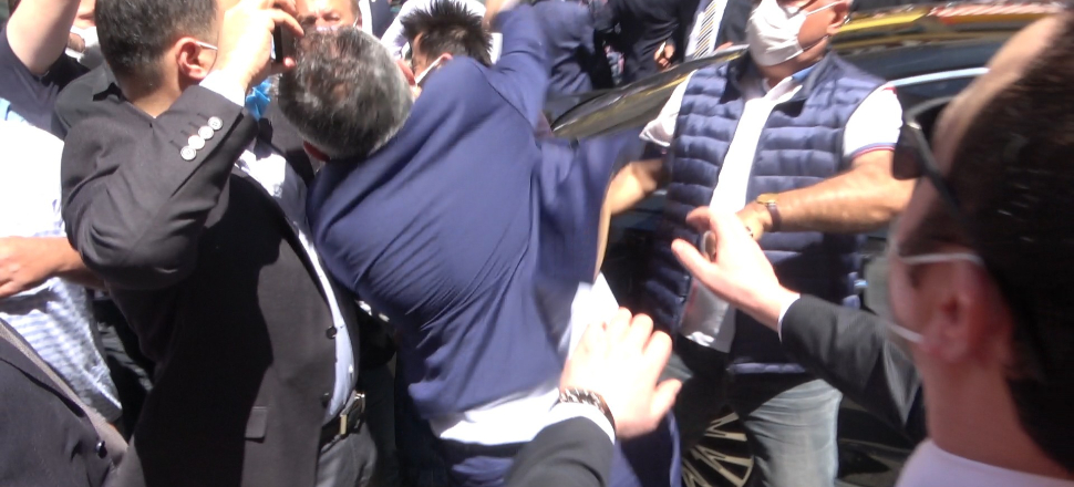 İYİ Parti'liler'den sokakta yumruk sosyal medyada tehdit