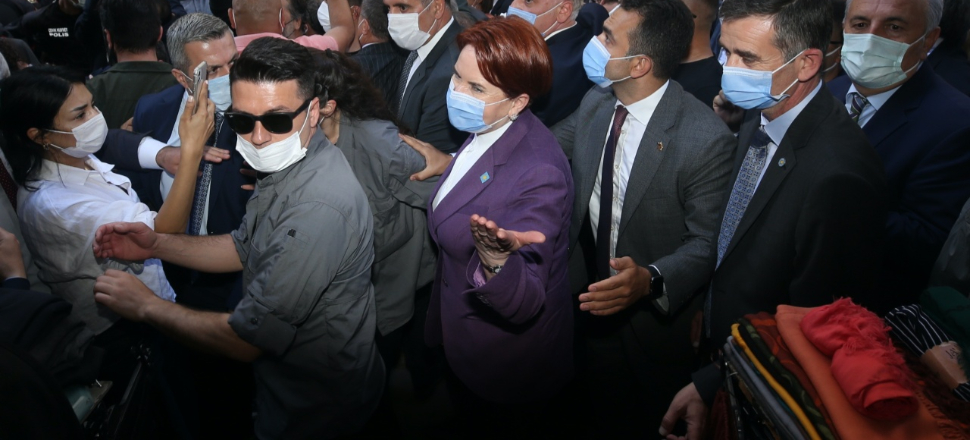 'Terörist Akşener' sloganı atıp ayakkabı fırlattılar
