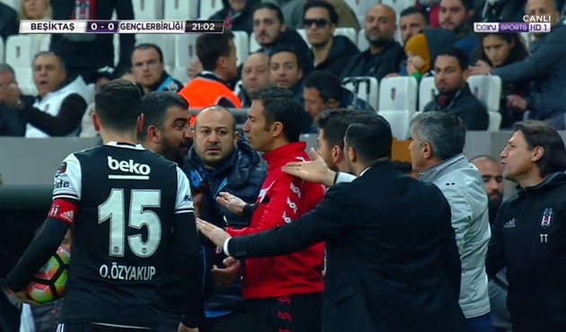 Şenol Güneş ile Ümit Özat birbirine giriyordu!