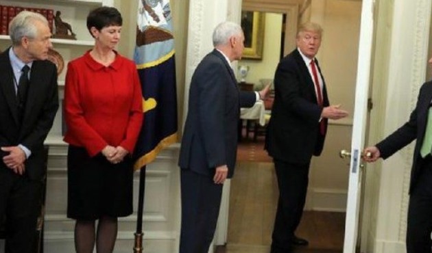 Trump'tan tuhaf hareket: Bir anda odayı terk etti!