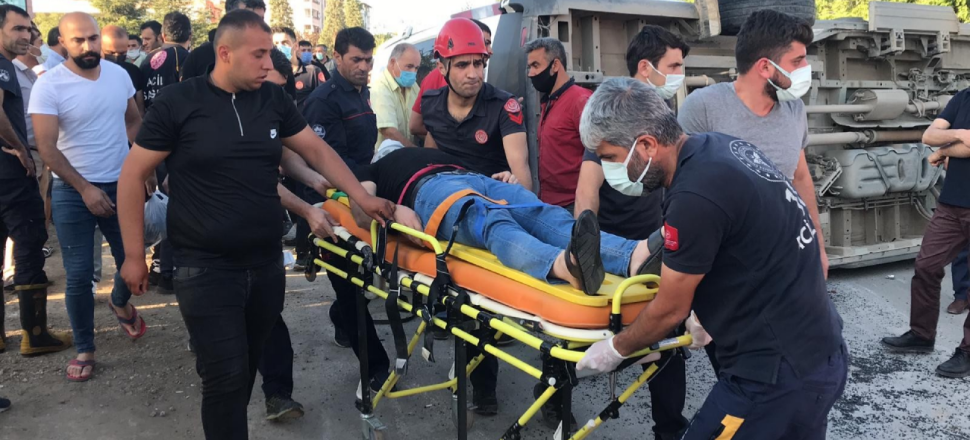 Minibüs, otomobil ve motosiklet çarpıştı
