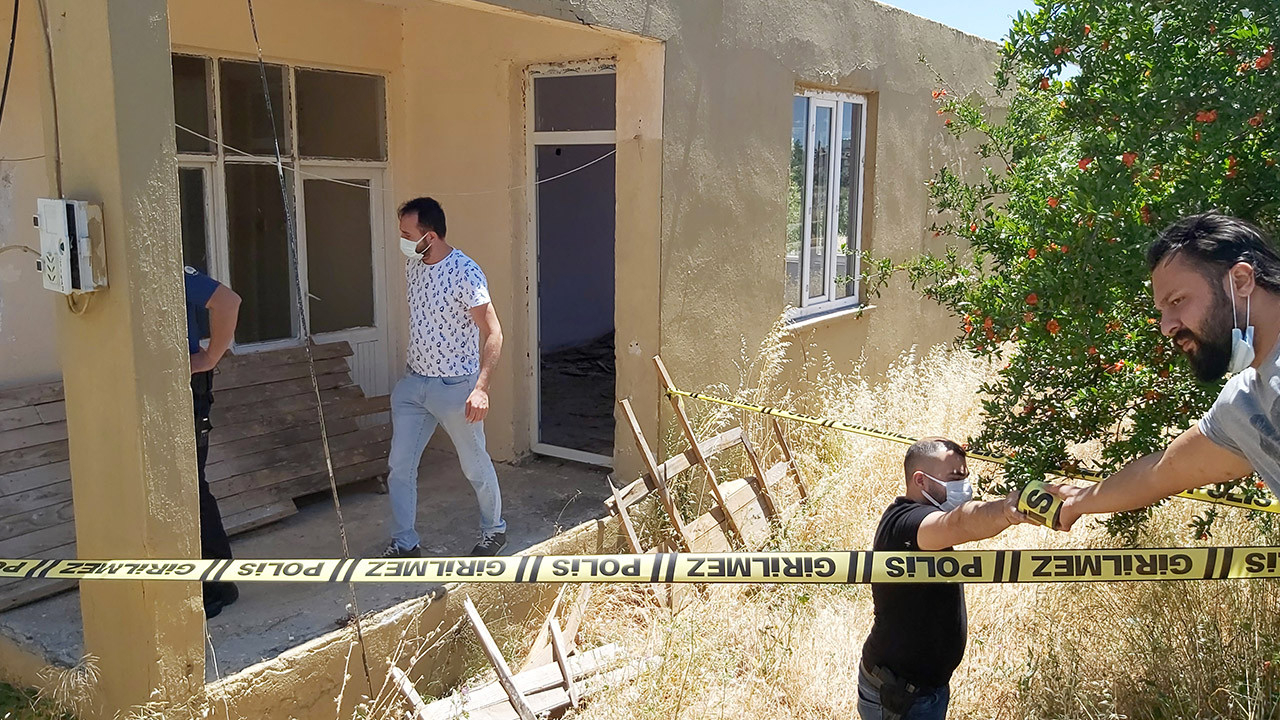 Antalya'da boş evde çürümüş erkek cesedi bulundu